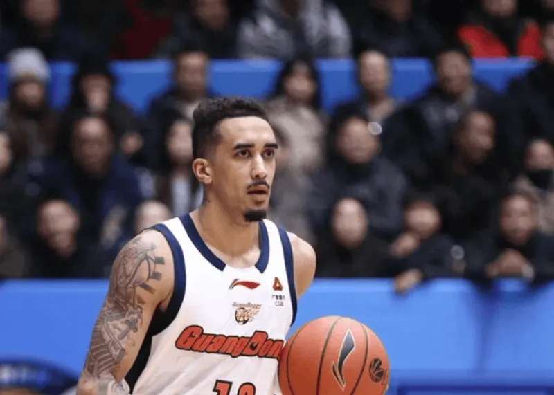 V体育app-奎因单节11中7拿到17分，前三节23中16砍下38分7篮板6助攻